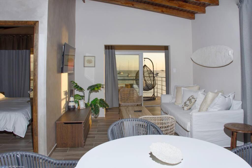 Tradewinds Apartments Симпсън Бей Екстериор снимка
