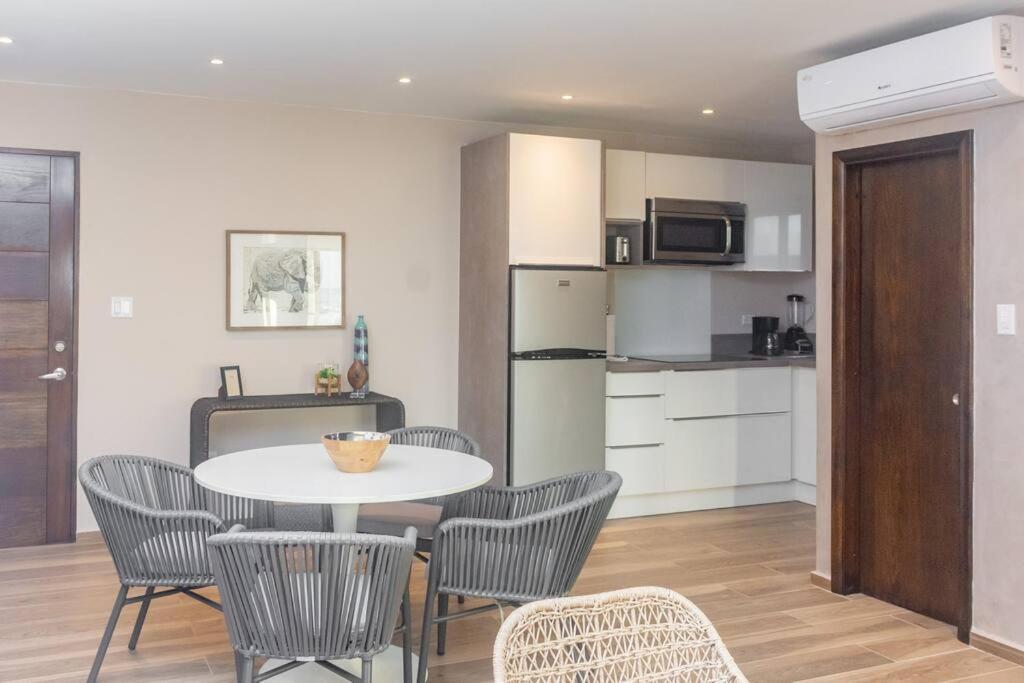 Tradewinds Apartments Симпсън Бей Екстериор снимка