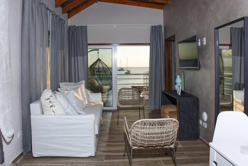 Tradewinds Apartments Симпсън Бей Екстериор снимка